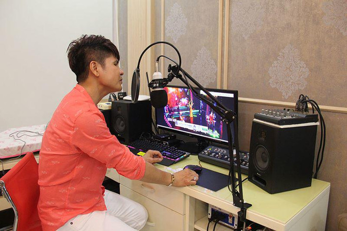 Một góc tại phòng khách, Lương Gia Huy trang bị mic thu âm hát karaoke tại gia.