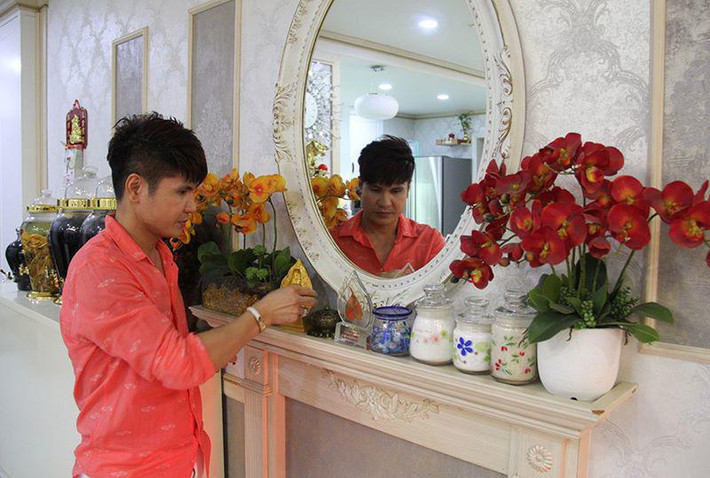 Bên cạnh đi hát, Lương Gia Huy được biết đến là đàn anh dìu dắt khá nhiều ca sĩ từ thời chập chững vào nghề như Saka Trương Tuyền...