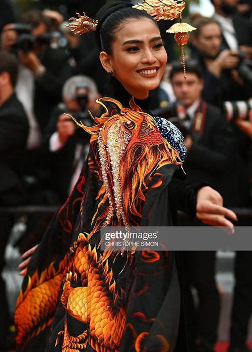 Chiếc áo dài Trương Thị May mặc trên thảm đỏ Cannes được thêu họa tiết rồng đầy quyền lực.