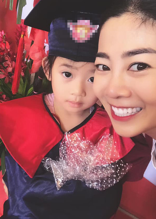 Mai Phương giải thích lý do sinh nhật của con gái diễn ra trước 3 tháng vì sinh nhật của con vào tháng 8 nhưng lúc đó học sinh được nghỉ hè nên các thầy cô quyết định tổ chức sớm.