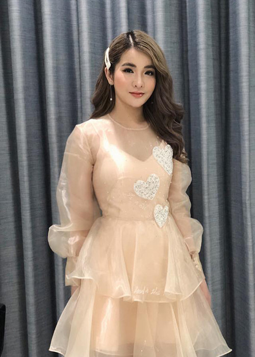 Hot girl Giọng hát Việt yêu thích nữ công gia chánh nên thường nấu cơm và ăn cơm cùng bà ngoại.