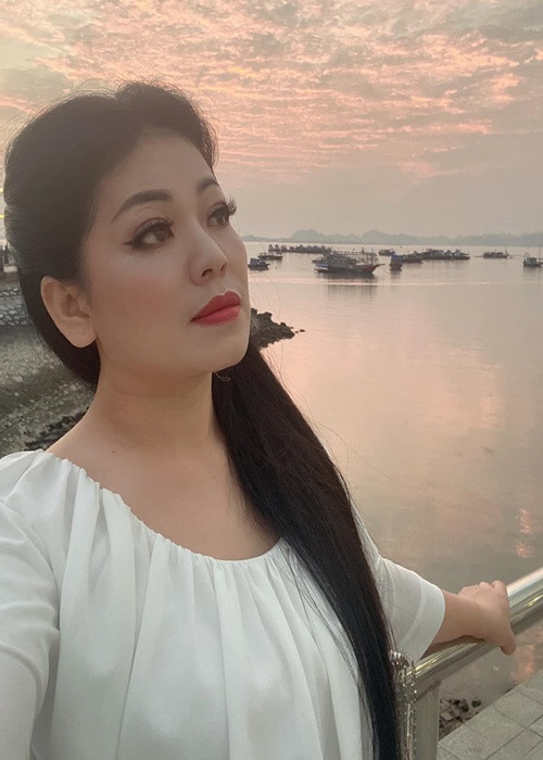 Theo lời Anh Thơ, ở trường các con của cô học phải mấy năm sau mọi người mới biết là con gái của ca sĩ Anh Thơ. “Trước đó mình không nói, để giữa cô với trò được tự nhiên”, nữ ca sĩ chia sẻ. Ảnh: FBNV