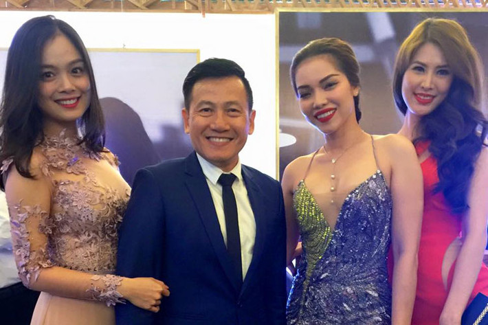 Diễn viên Quách An An (thứ hai từ phải sang) nổi bật với đầm ánh kim sang trọng tại tiệc cưới của đạo diễn Victor Vũ.