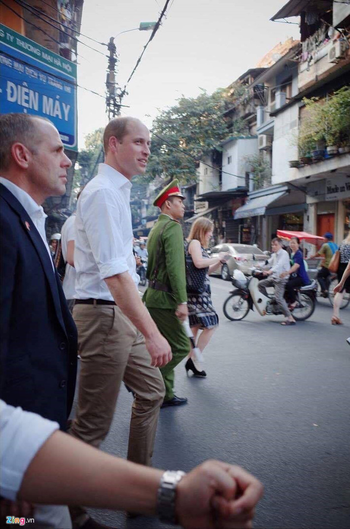 Hoàng tử cùng đoàn tháp tùng vui vẻ đi qua những con phố cổ Hà Nội.