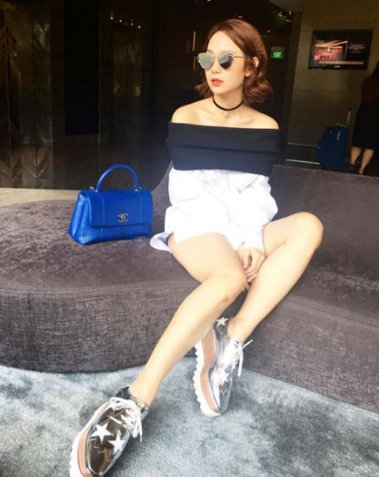 Túi xách Chanel khoảng 80 triệu đồng, giày Stella McCartney trị giá khoảng 16 triệu đồng.