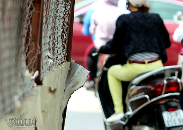 Những cạnh tôn sắc nhọn chìa ra đường nhiều tháng nay vẫn chưa được khắc phục