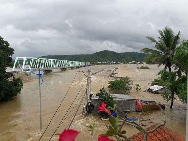 Sở Nông nghiệp và Phát triển nông thôn, Sở Công thương chỉ đạo các nhà máy thủy điện Sông Hinh, Sông Ba Hạ, Krông H’năng, Công ty thủy nông Đồng Cam, UBND các huyện bố trí người bảo vệ công trình, sẵn sàng ứng cứu khi có sự cố theo phương châm “4 tại chỗ”. Ảnh: Thu Tuyết.