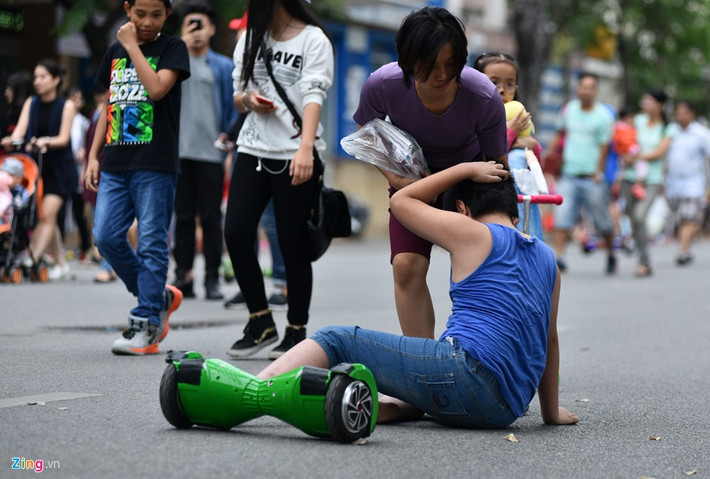 Em Nhật (10 tuổi, ở Long Biên) bị ngã sau khi có hai bé gái chạy đâm vào xe.