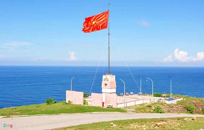 Cờ Tổ quốc phất phới bay giữa biển trời mênh mông Lý Sơn.