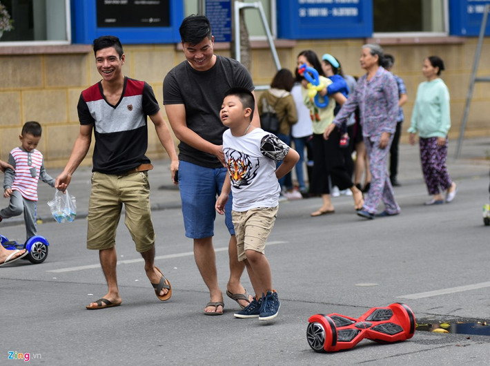 Nhiều trẻ em cũng bị ngã khi chơi trò này.