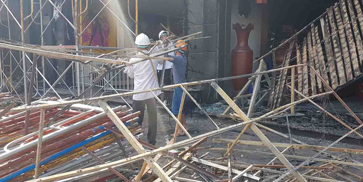 Đến trưa 3/11, người dân bắt tay vào thu dọn sau khi cơ quan chức năng khám nghiệm xong hiện trường. Công nhân đang cắt những thanh sắt ở hiện trường