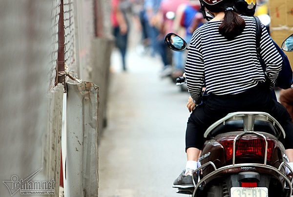 Nhiều người chọn cách đi cách xa những lá tôn để đảm bảo an toàn