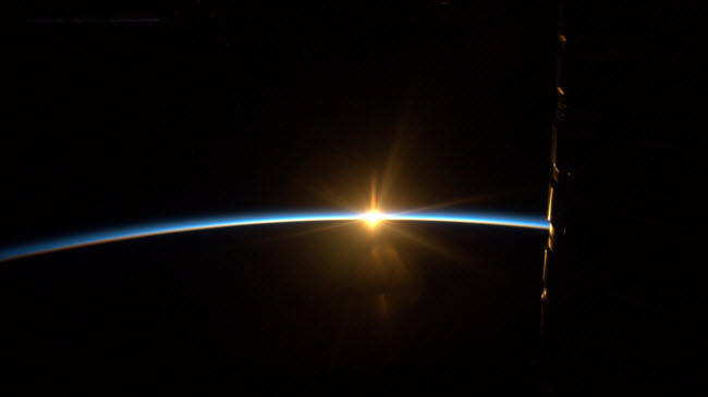Khi ở trên trạm ISS, các phi hành gia có thể chiêm ngưỡng mặt trời mọc 16 lần mỗi ngày.