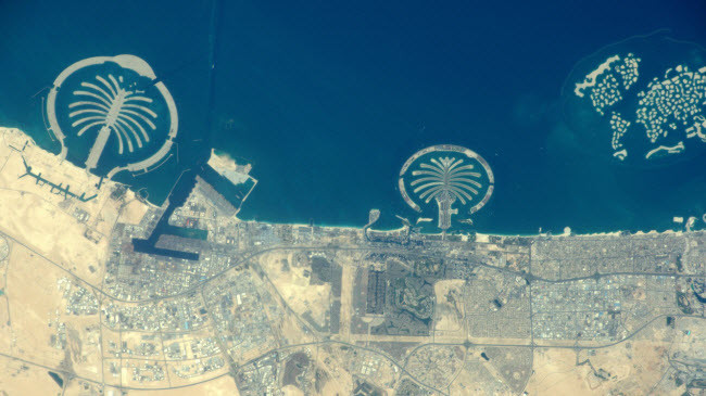 Đảo Palm Jebel Ali (trái) nằm cạnh cảng nước sâu nhân tạo lớn nhất thế giới ở Dubai. Trong khi đó, đảo Palm Jumeirah và World nằm ở phía bên phải.