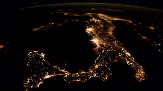 Ánh điện ban đêm tại thành phố Naples và Rome thắp sáng bờ biển phía tây Italia.