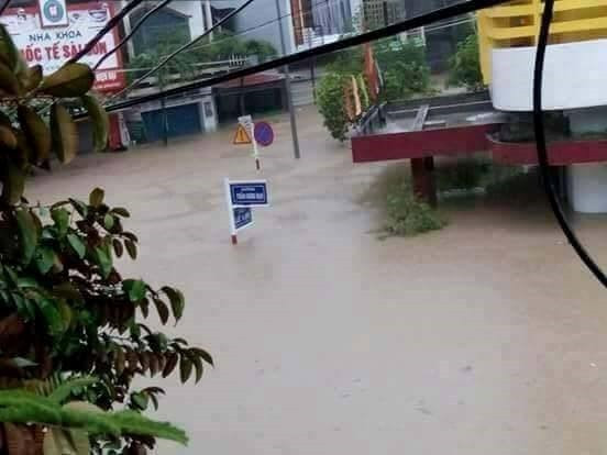 Hiện tại các tuyến đường từ thị trấn Chí Thạnh (huyện Tuy An) đi bốn xã: An Ninh Tây, An Ninh Đông, An Định và An Nghiệp bị chia cắt; hàng trăm nhà dân bị ngập. Tỉnh lộ 641 từ thị trấn Chí Thạnh đến thị trấn La Hai (huyện Đồng Xuân) ngập sâu trong nước. Tại khu vực thôn Định Trung 2, Định Trung 3 và thôn Phong Niên thuộc xã An Định (huyện Tuy An), nhiều ngôi nhà nước ngập đến mái. Ảnh: Thu Tuyết.