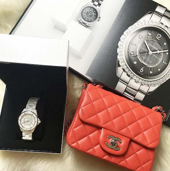 Đồng hồ Chanel trị giá gần 150 triệu đồng và túi Chanel mini là hai thứ mà Minh Hằng mới sắm.