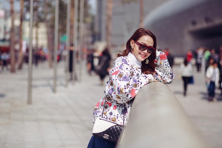 Ca sĩ Minh Hằng là một trong những ngôi sao hàng đầu showbiz Việt. Không chỉ tài năng, xinh đẹp mà Minh Hằng còn sở hữu gu thời trang đáng nể. Ngoài cách phối đồ thông minh và linh hoạt, cô có cách sử dụng hàng hiệu vô cùng đẳng cấp. Không phô trương khoe của nhưng đến nhiều ngôi sao hạng A thế giới cũng phải "nể phục" nữ ca sĩ về khoản mua sắm, dùng đồ xa hoa lên tới cả tỷ đồng.