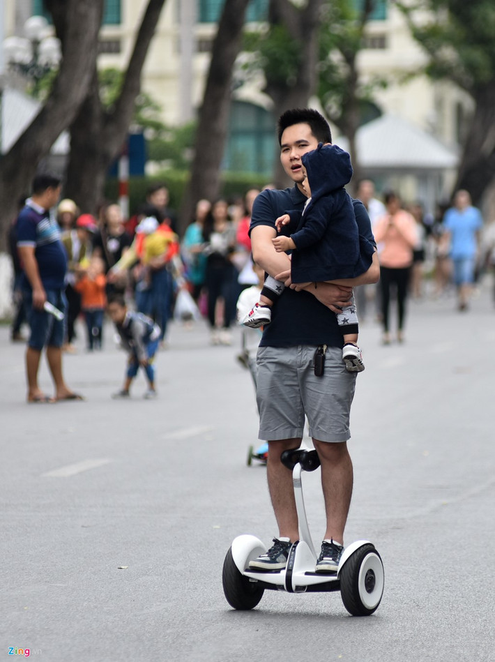 Nhiều người còn bế theo trẻ em, khiến những ai chứng kiến không khỏi lo ngại.