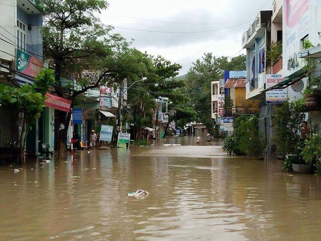 Ban chỉ huy Phòng chống thiên tai và Tìm kiếm cứu nạn tỉnh Phú Yên yêu cầu các địa phương thực hiện các phương án phòng tránh lũ, ngập lụt; kiểm tra, rà soát các khu dân cư ở các vùng ven sông, suối, vùng trũng thấp để có kế hoạch di dời, sơ tán dân và thông báo cho nhân dân biết để phòng tránh. Ảnh: Fanpage Dân Phú Yên.