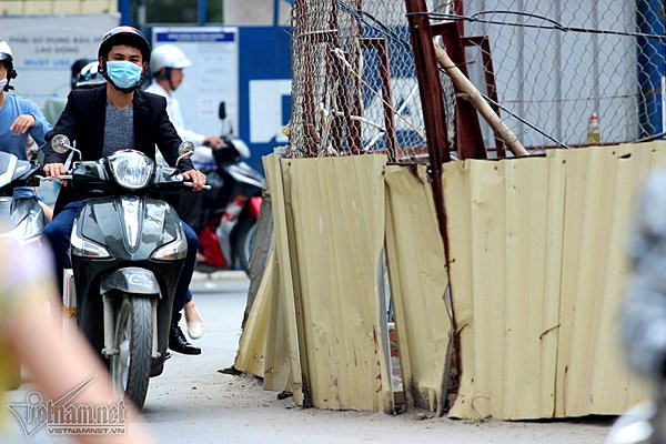 Hiện tượng này xuất hiện nhiều tháng nay trên các tuyến đường như Cầu Giấy, Xuân Thủy, Láng, Hồ Tùng Mậu... Đặc biệt, vào giờ cao điểm, khi lượng người đông đúc, nhiều người bất đắc dĩ bị ép vào sát những lá tôn sắc nhọn này.