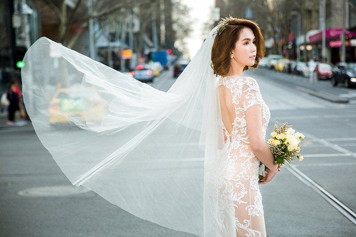 Ngọc Trinh được bạn trai cưng chiều như bà hoàng. Mới đây, người đẹp khoe món quà Valentine là 3 cây vàng bạn trai tặng. Ảnh: Tiền Phong