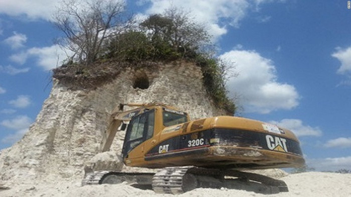6. Kim tự tháp Nohmul ở Belize: Kim tự tháp Maya 2.300 năm tuổi này đã bị phá hủy vào năm 2013 do Công ty Đá De-Mar sử dụng máy ủi. Đá vôi từ kim tự tháp này đã được sử dụng để lấp đầy những con đường bằng sỏi ở một thị trấn gần đó. Sau một cuộc điều tra, tài xế máy xúc, quản đốc và 2 giám đốc quản lý của công ty đã bị phạt tiền.