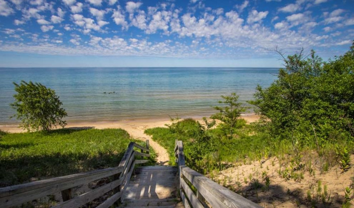 Tam giác Michigan nằm giữa bang Michigan và bang Wiscosin của Mỹ gắn với câu chuyện về chuyến bay mang số hiệu 2501 của hãng hàng không Northwest Airlines năm 1950 khi nó đột nhiên biến mất và chưa một lần xuất hiện trở lại.