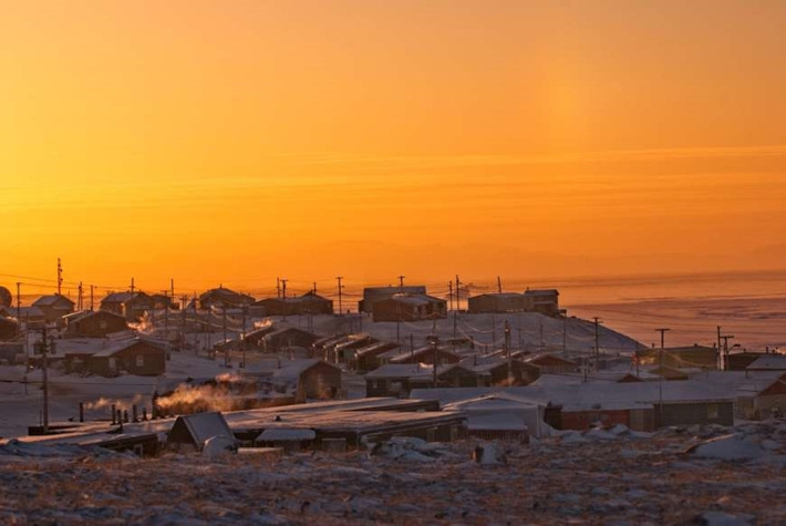 Hồ Angikuni nằm ở khu vực Kivalliq tại Nanuvut, phía bắc Canada. Năm 1930, một người đàn ông tình cờ lạc vào một ngôi làng bỏ hoang gần hồ nước này. Điều rùng rợn là trong ngôi làng này không có một ai và người ta cũng không biết họ đã đi đâu. Mọi thứ trong nhà từ các công việc nhà đến thức ăn đầu có vẻ như đang dang dở trước khi con người biến mất.