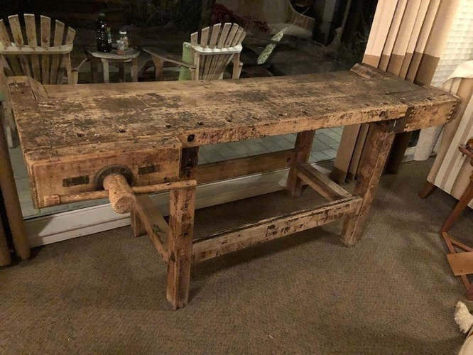5. “Tôi thừa kế chiếc bàn cổ này từ cha. Ông đã sử dụng nó như một chiếc ghế sofa trong nhiều năm.”