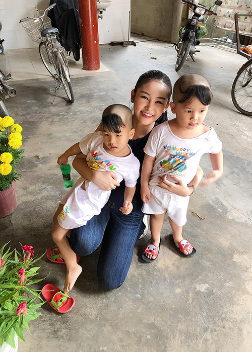 "Ngân Anh mong rằng cái mà các em nhận được không chỉ là những món đồ thiết yếu cho cái Tết sắp đến, mà còn cảm nhận được tình cảm sẻ chia, ấm áp từ những người xung quanh các em", cô chia sẻ. Ảnh: FBNV