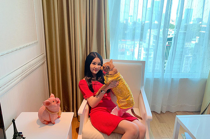 Giữa ồn ào thi chui, đoạt giải, người đẹp sinh năm 1995 vẫn vui vẻ đón Tết Nguyên Đán bên gia đình. Ảnh: FBNV
