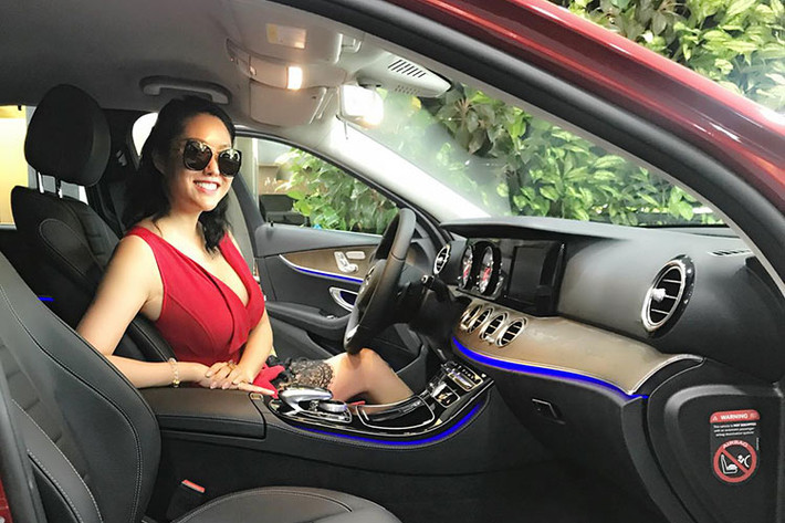 Cô sống trong căn hộ 10 tỷ mua vào năm 2018, đi xe hơi sang trọng.