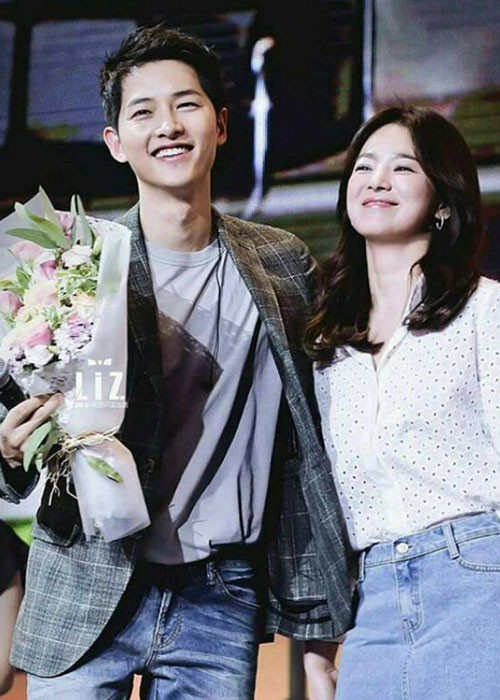 Giữa bão tin đồn, Song Hye Kyo có động thái điềm tĩnh bằng việc tung ra bộ ảnh mới đồng thời chia sẻ suy nghĩ về mốc sự nghiệp quan trọng sau khi kết hôn với Song Joong Ki. Không chỉ nữ diễn viên Song Hye Kyo, Triệu Vy gần đây cũng “khổ sở” vì bị đồn ly hôn.