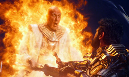 Thần Ra trong phim Hollywood Gods Of Egypt (Những vị thần Ai Cập): 140 triệu USD kinh phí đầu tư chỉ đổi lại phần kỹ xảo giả tạo chẳng khác gì trò chơi điện tử trong Gods of Egypt. Nhân vật bị kỹ xảo tệ phá hủy là thần mặt trời Ra do Geoffrey Rush thủ vai. Hình ảnh của vị thần tối cao là kết quả của một vụ lắp ghép cẩu thả. Phần trên là khuôn mặt thật của diễn viên, nhưng phần trang phục bên dưới lại được tạo bởi công nghệ vi tính.