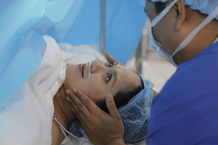 Đức Thịnh luôn túc trực ở bệnh viện để chăm sóc bà xã và con trai thứ hai.