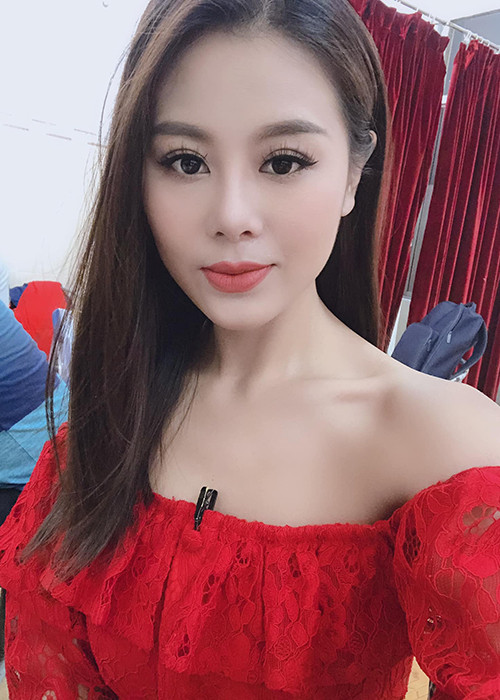 “27 Tết tôi vẫn còn gửi tiền để thanh toán lương cho ê-kíp đến mức trong người tôi còn đúng 1,7 triệu. Tôi không dám về quê. Tôi thấy sướng vì có sản phẩm, cống hiến nhưng nhìn lại tôi không còn gì trong suốt một năm trời làm việc", kiều nữ làng hài Nam Thư chia sẻ trên Dân Việt.