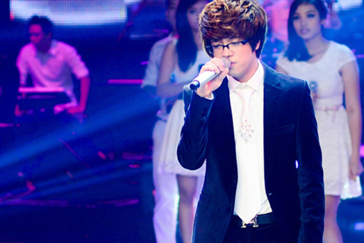 Năm 2012, Bùi Anh Tuấn trở thành gương mặt được chú ý tại The Voice nhờ ngoại hình điển trai và giọng hát đẹp. Dù không đoạt ngôi vị cao nhất tại The Voice 2012 nhưng anh lại gặt hái nhiều thành công không lâu sau cuộc thi này. (Ảnh: Infonet)