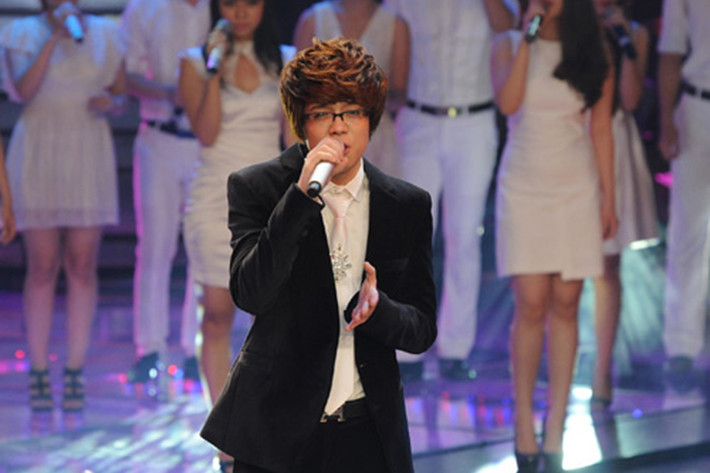 Năm 2013, Bùi Anh Tuấn mang ca khúc “Nơi tình yêu bắt đầu” đã làm nên tên tuổi của anh tại The Voice đến sân chơi “Bài hát yêu thích”. Ca khúc nhanh chóng xác lập vị thế trên bảng xếp hạng với hai lần liên tiếp giành vị trí cao nhất. (Ảnh: Zing)