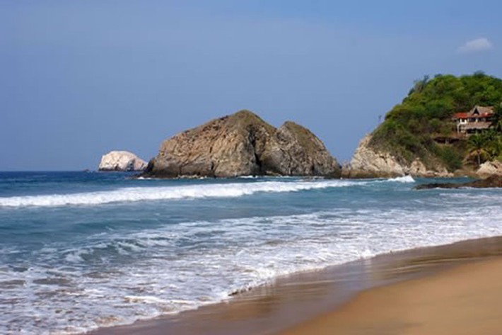 Bãi biển Playa Zipolite, MexicoTên của bãi biển có nghĩa là "bãi biển của người chết" vì hàng năm đều có du khách tử nạn khi tắm biển. Tuy nhiên bãi biển vẫn là địa điểm thu hút lượng lớn khách du lịch.