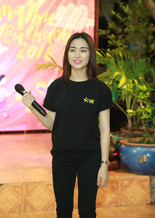 Việc đón trung thu cùng trẻ em lần này khiến cô gái nhỏ nhắn mơ ước được một lần quay về tuổi thơ.