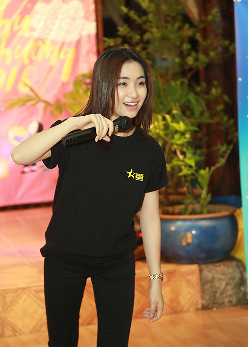 Hòa Minzy hào hứng kể lại kỷ niệm trung thu thời thơ ấu cùng bố ra sân của xã đợi nhận quà.