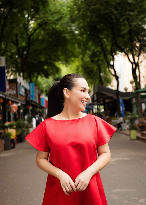 Đối với cô, áp lực lớn nhất là nuôi dạy các bé nên người chứ không phải việc chạy nhiều show để kiếm tiền.
