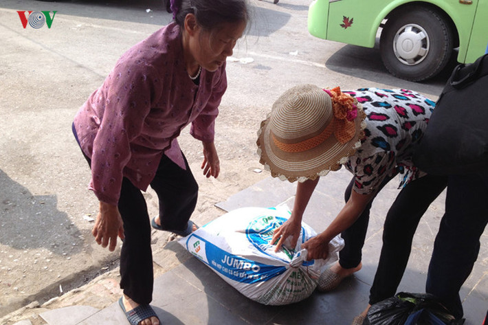 Ai cũng mang đặc sản từ quê lên.