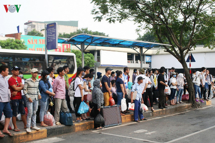 Chiều nay (4/9), là thời điểm kết thúc kỳ nghỉ Quốc Khánh, nhiều người dân đã quay trở lại thủ đô Hà Nội.