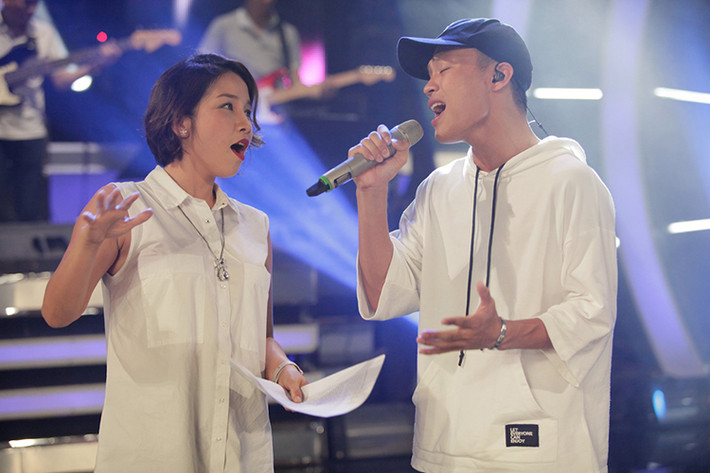 Mỹ Linh chia sẻ: “Tôi nghĩ điều cậu ấy có nhiều nhất chính là nhiệt huyết của tuổi trẻ và mong muốn được bày tỏ về bản thân, cá tính âm nhạc của mình trên sân khấu”.