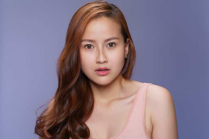 Sở hữu gương mặt đẹp, nụ cười thiên thần, thân hình thon gọn và làn da trắng, Khánh Ngân chiếm được thiện cảm của nhiều khán giả và thu hút các thương hiệu.