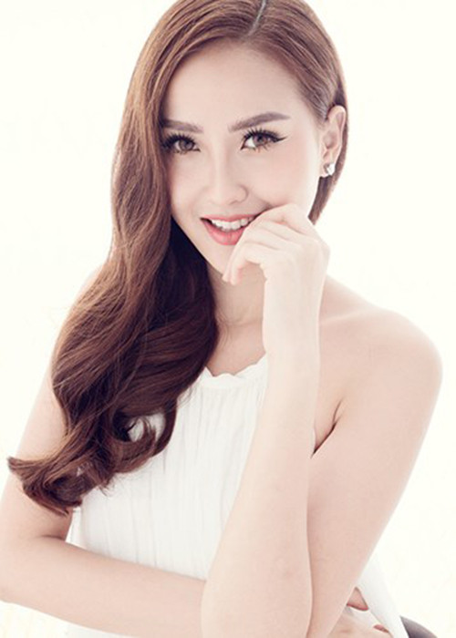Dù cuộc thi chưa kết thúc nhưng cô học trò của Phạm Hương đã nhận được những hợp đồng đại diện hình ảnh trị giá hàng tỷ đồng và còn được mời sang Mỹ trình diễn thời trang.
