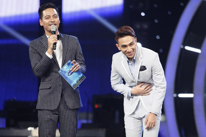 Trong đêm thi, kết quả Gala 7 Vietnam Idol 2016 gây bất ngờ khi thí sinh Tùng Dương phải dừng bước dù là 1 trong 2 thí sinh có phần thi tốt nhất.