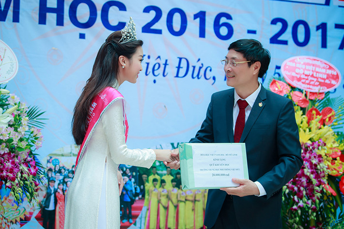 Nhân dịp về thăm trường cũ, tân hoa hậu cũng đã trích một phần nhỏ trong số tiền thưởng của mình để đóng góp vào quỹ khuyến học của trường.